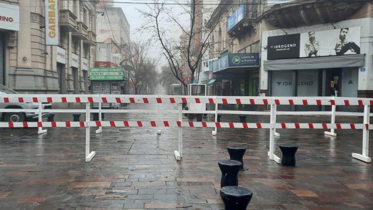 Calzada reducida por arreglos en los cruces de la peatonal con Mitre y Pueyrredón