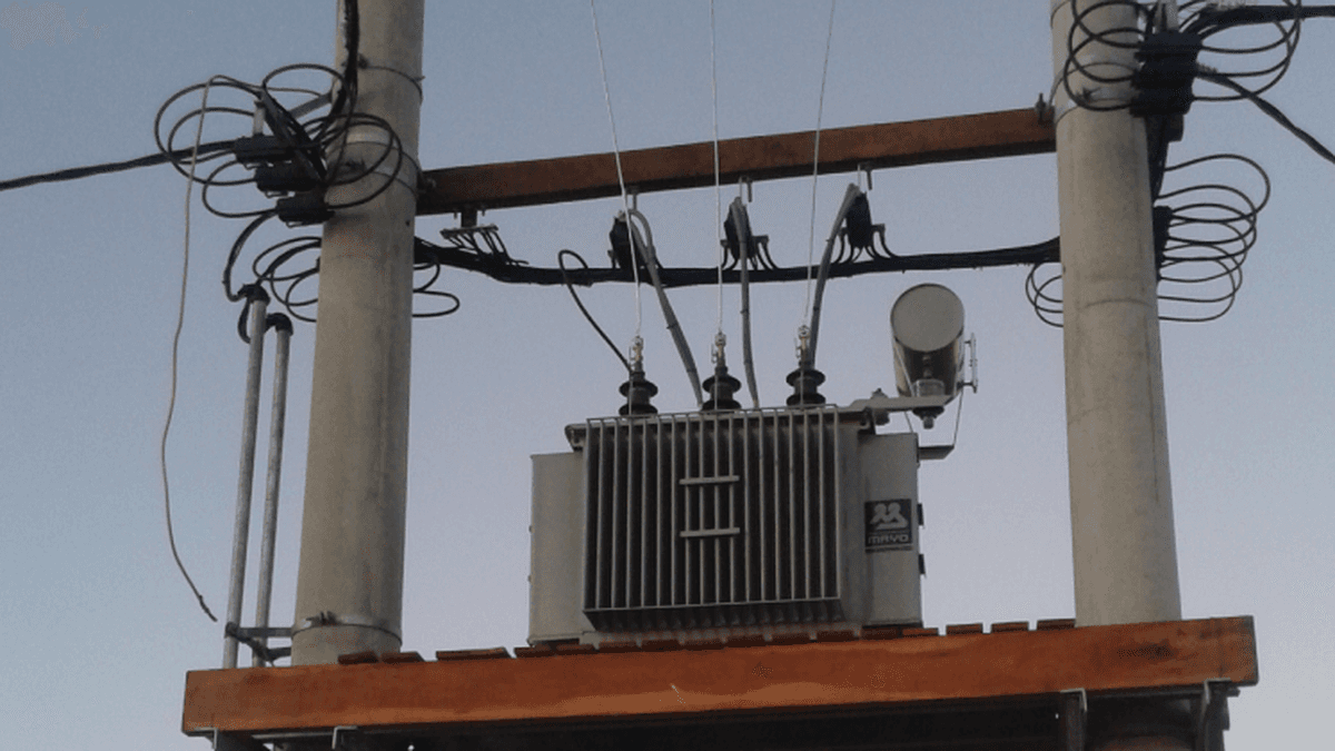 Explotó un transformador que dejó sin luz ni agua a varios barrios de la ciudad