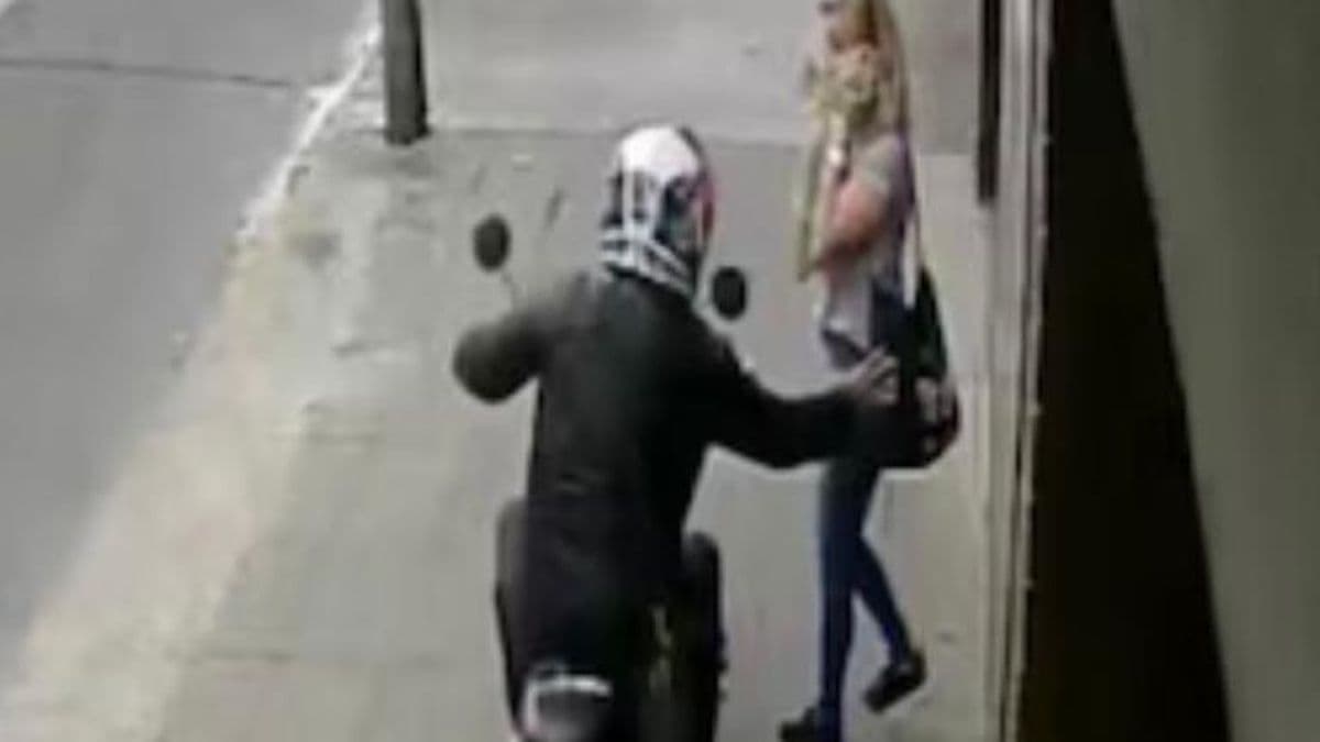 Motochorro le robó la cartera a una mujer a plena luz del día