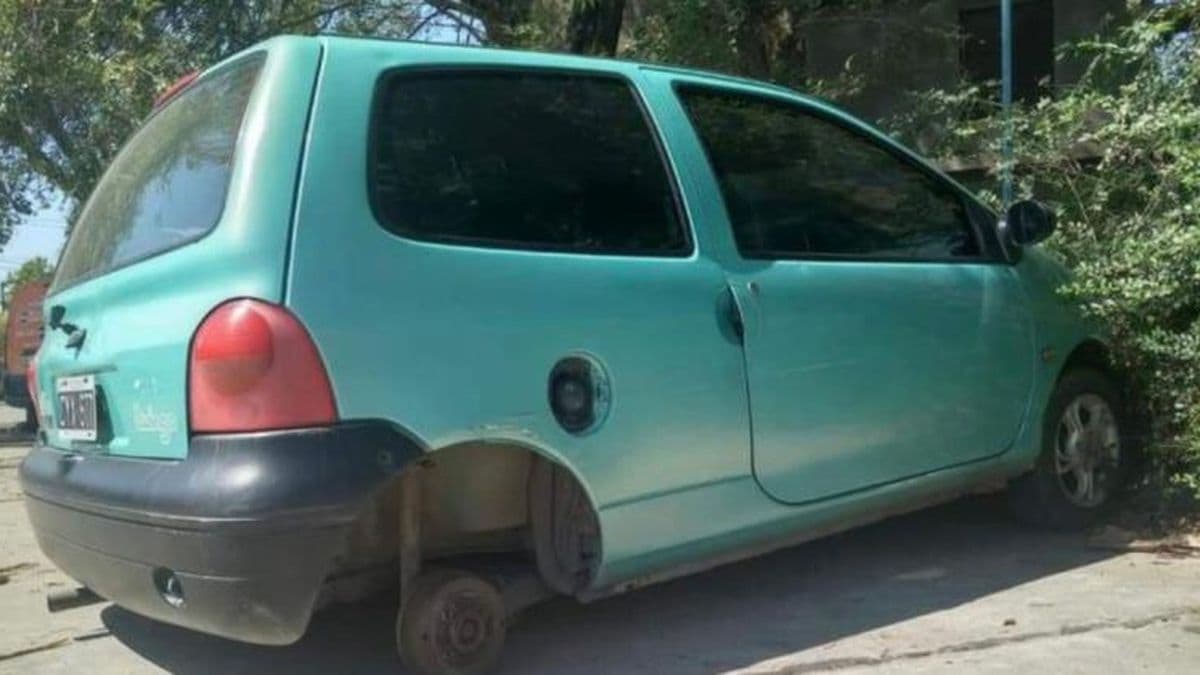 Dejó su auto estacionado y le robaron una cubierta