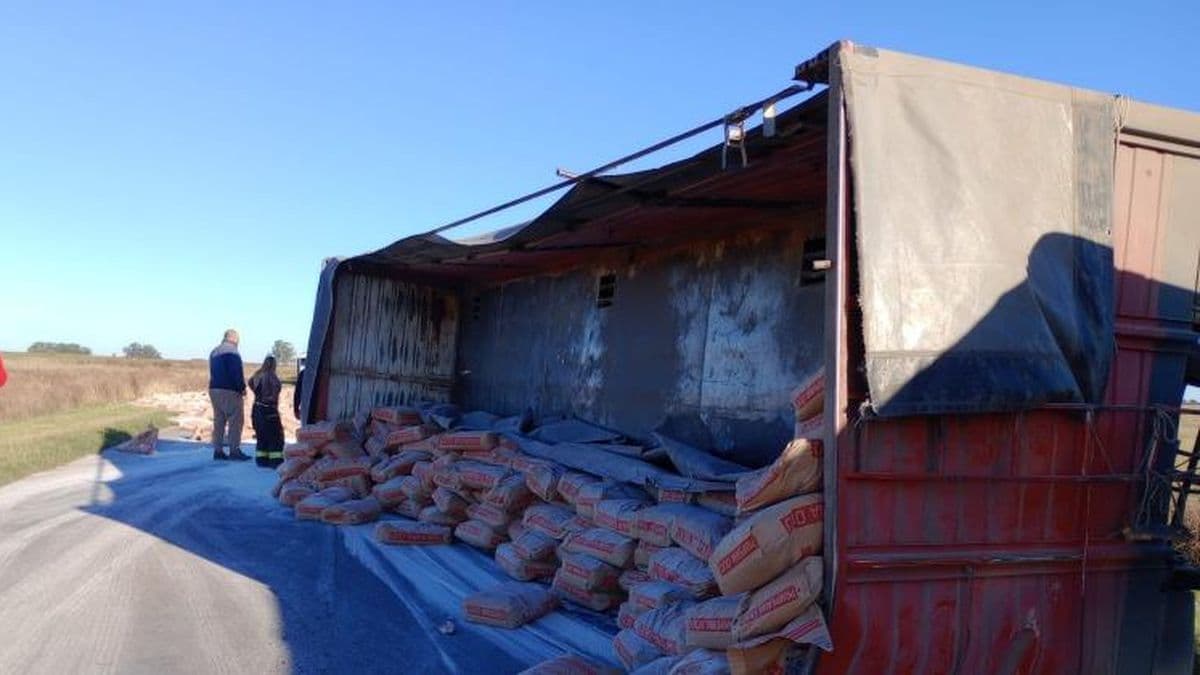 Interrumpen el tránsito de la ruta 32 por el vuelco de un camión cargado con bolsas de harina