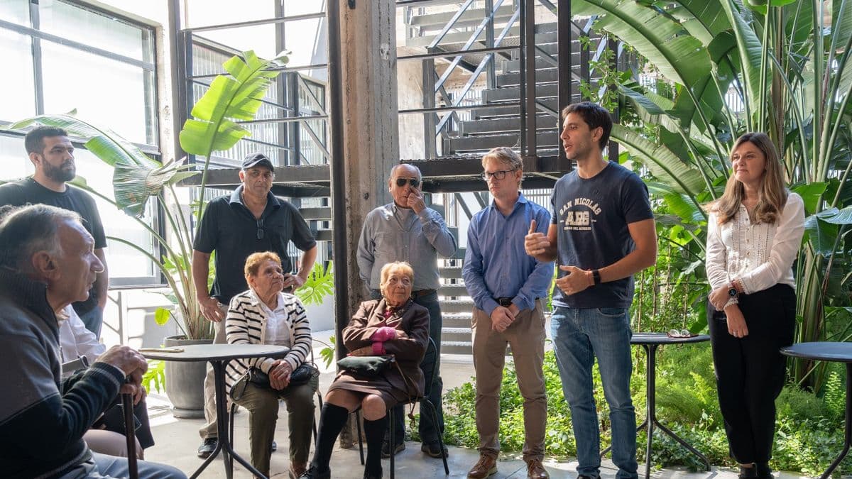 Santiago Passaglia entregó escrituras a familias de San Nicolás y garantizó seguridad jurídica