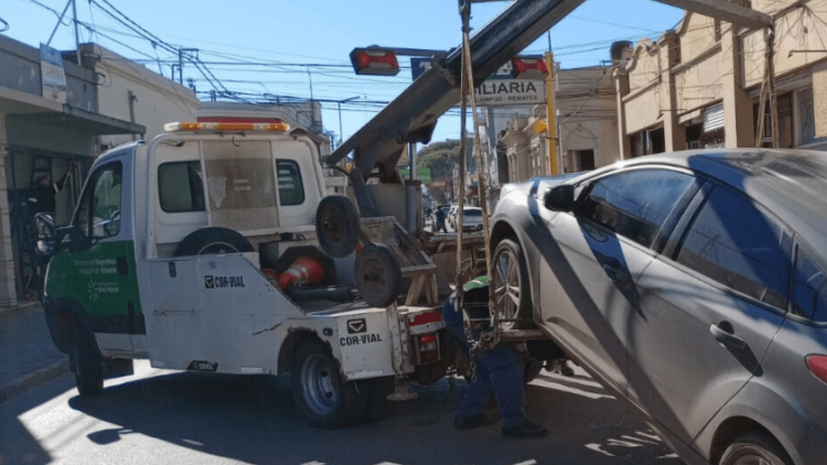 San Pedro intensifica un operativo para remover vehículos abandonados en la vía pública