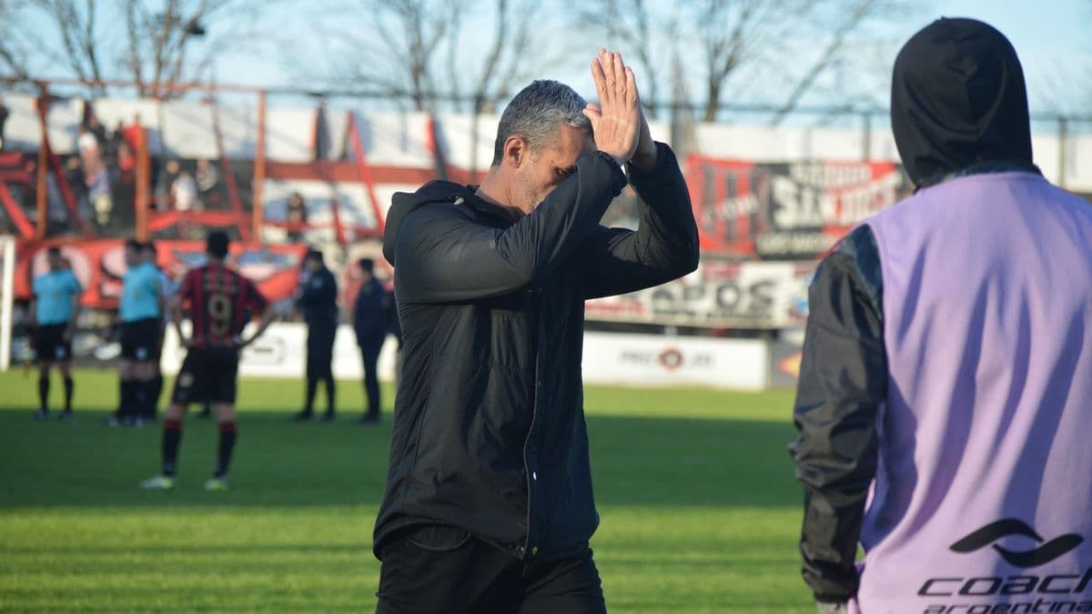 Adrián Aranda dejó de ser el técnico de Douglas Haig