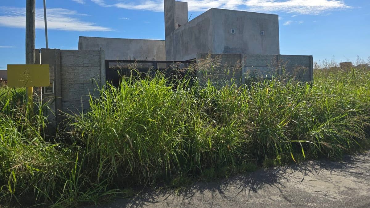 Obra privada paralizada en San Nicolás: más yuyos que ladrillos en el barrio Tierra del Sol