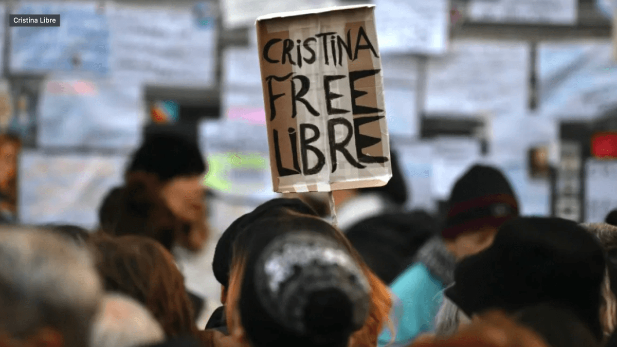El PJ se moviliza a Plaza de Mayo y reclama la "liberación" de Cristina Kirchner tras la prisión domiciliaria