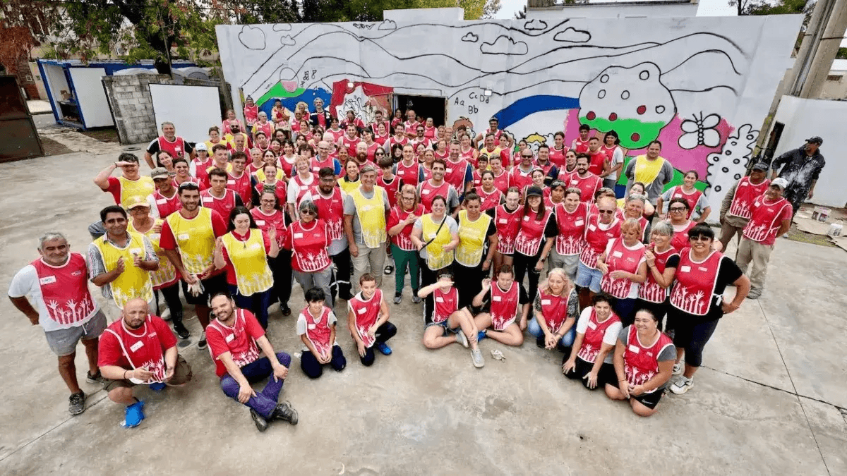 San Nicolás: Cerca de 150 voluntarios mejoran la Escuela N°40 en una nueva jornada solidaria