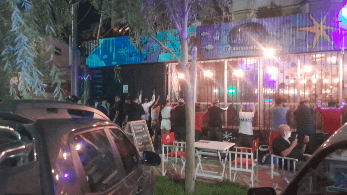 Violencia en la Costanera Baja de San Nicolás: piedrazos, daños a autos y detenidos