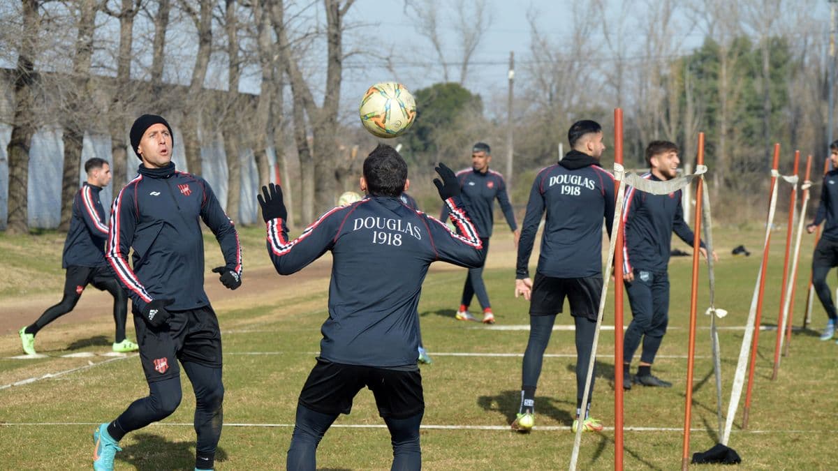 Douglas Haig rescató un punto en Chivilcoy y sigue en la punta