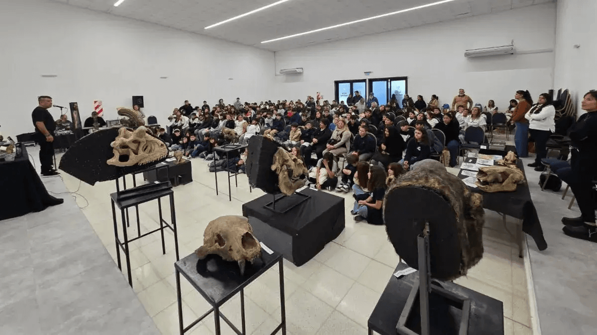 Presentaron en Ramallo un libro sobre animales prehistóricos ante estudiantes