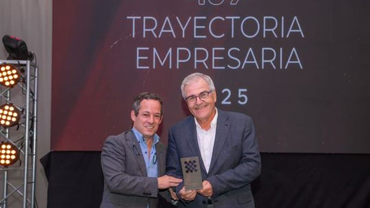 Juano Motta: 40 años de trayectoria y un emotivo reconocimiento de LA OPINION