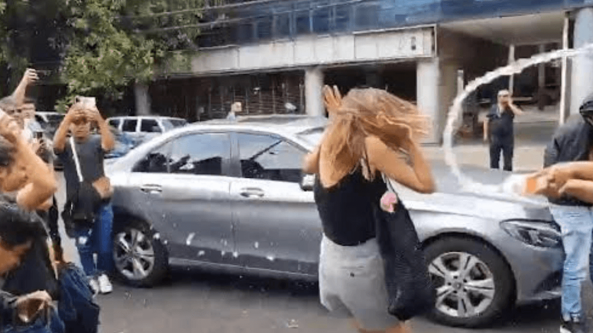 Agresión a 'Lady Racista' tras salir de una audiencia en la Ciudad de México