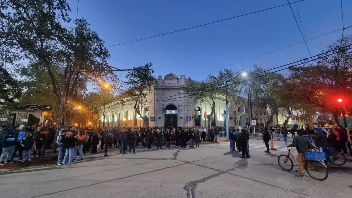 Zárate marchó con bronca y dolor tras el crimen de Saúl De Francesco: exigencia de justicia y crisis en el COZ