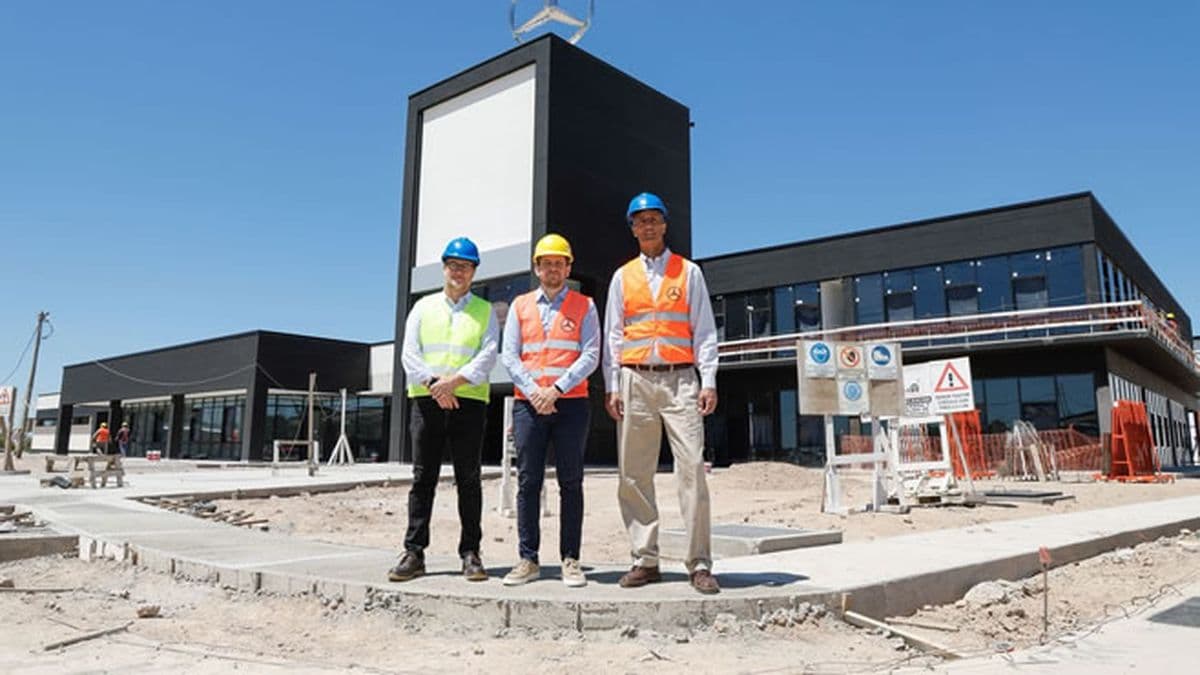 Mercedes-Benz Camiones y Buses y Zárate sellan un convenio para impulsar industria y capacitación