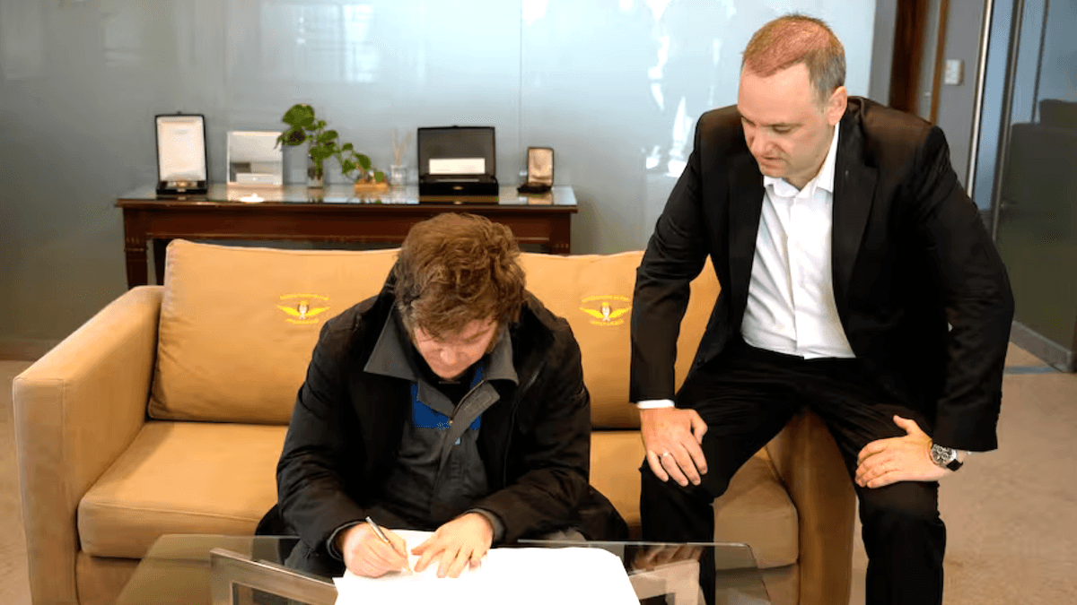 Milei firmó la reforma laboral tras volver de Oslo y cedió en puntos clave a la CGT