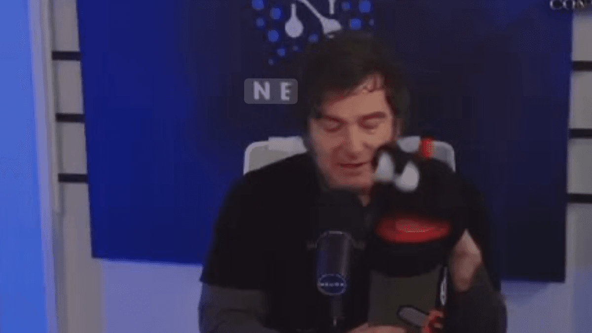 Milei sacó una marioneta en plena entrevista con Fantino y desató la polémica: "¿Qué pensás de Keynes?"