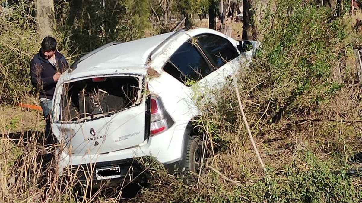 Vuelco en Baradero: un auto chocó una columna pero el conductor salió ileso