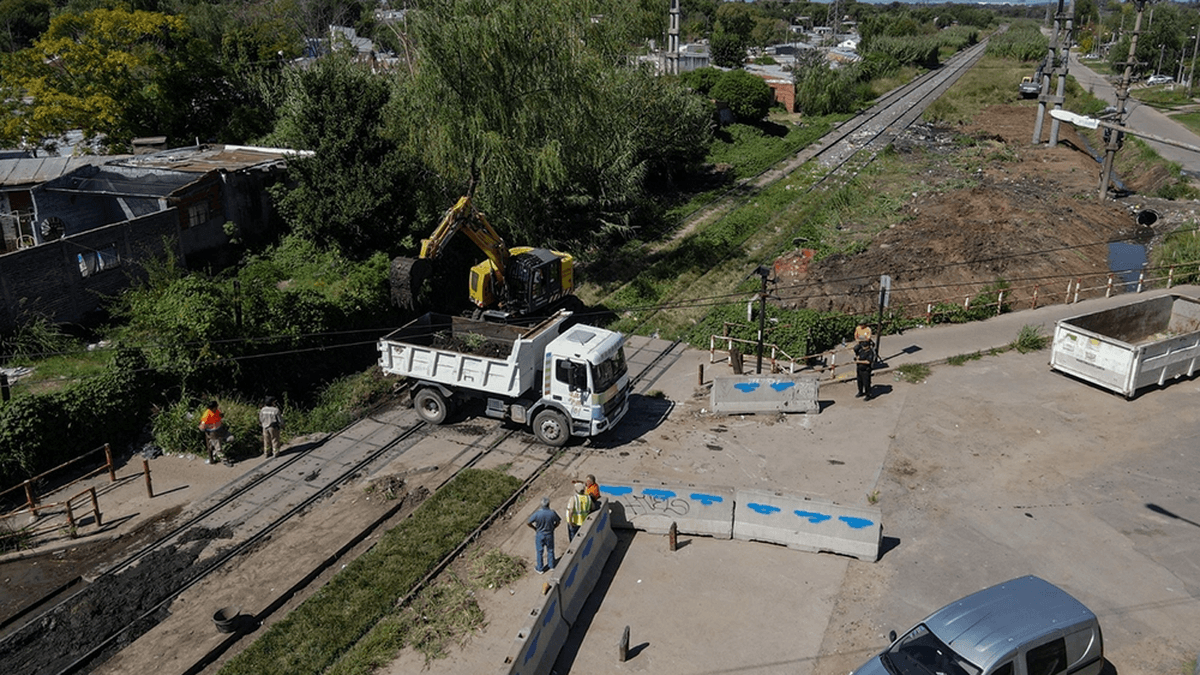 Zárate avanza con un operativo de limpieza y zanjeo junto a Trenes Argentinos para evitar anegamientos