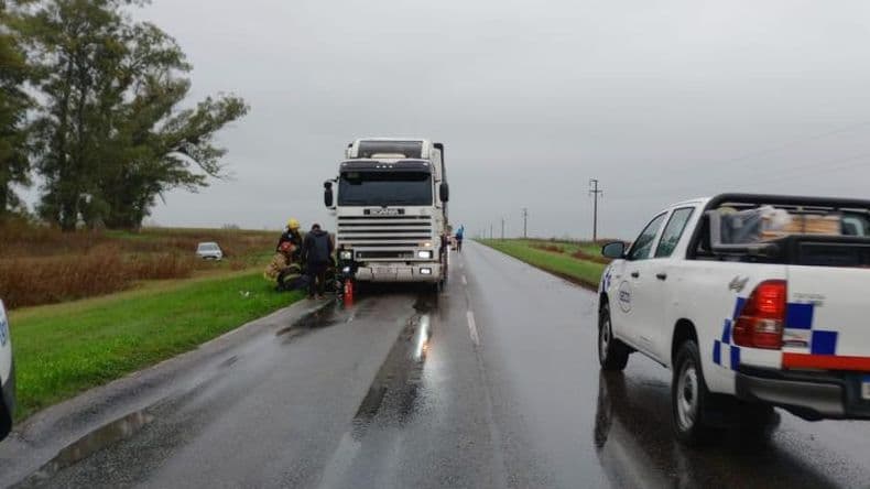 Colisionaron un auto y un camión en la ruta Nº 32