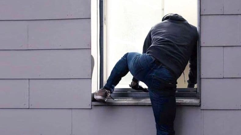 Robó en una casa y fue descubierto por un menor