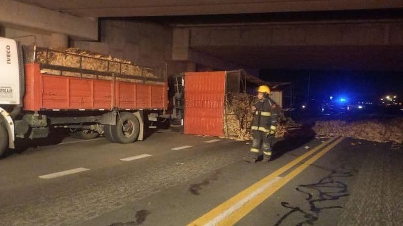 Volcó el acoplado de un camión en la ruta N° 188