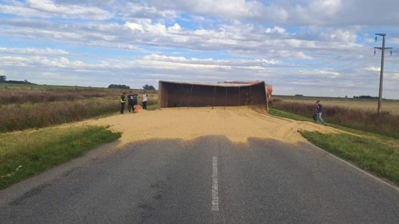 El vuelco del acoplado de un camión generó el corte de la ruta provincial 32