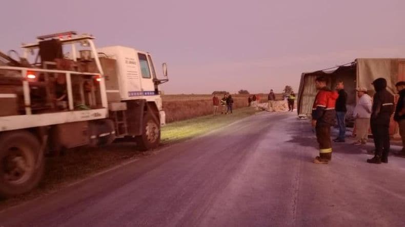 Interrumpen el traacutensito de la ruta 32 por el vuelco de un camioacuten carga
