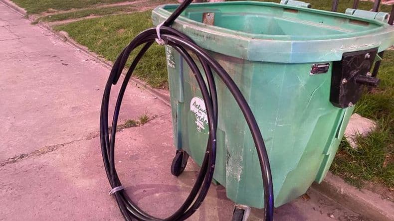 Aprehendieron a dos sujetos con un rollo de veinte metros de cables robados