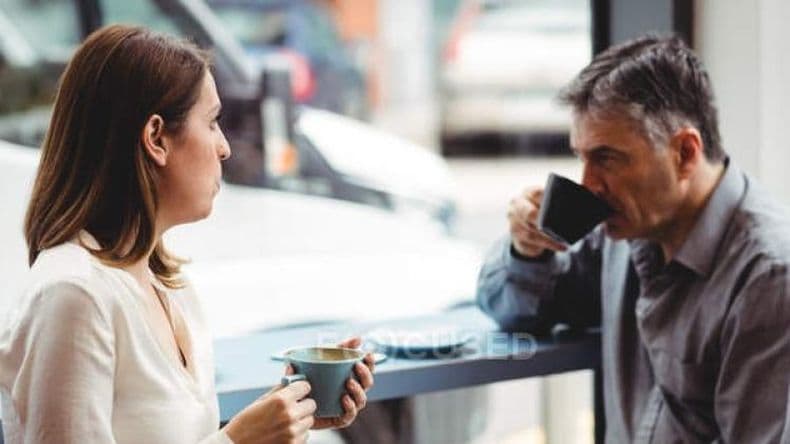 Pretendía algo más que un café: una mujer denunció a su vecino por acoso