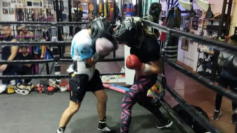 Milagros Gonzaacutelez guanteoacute con la campeona mundial Micaela Lujaacuten