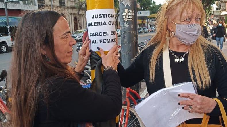Colocando paños negros y carteles se pidió "Justicia por Valeria"