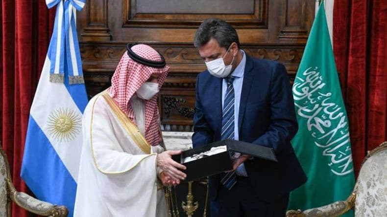 Con eje en las inversiones extranjeras, Massa recibió al príncipe Faisal Bin Farhan Al Saud de Arabia Saudita