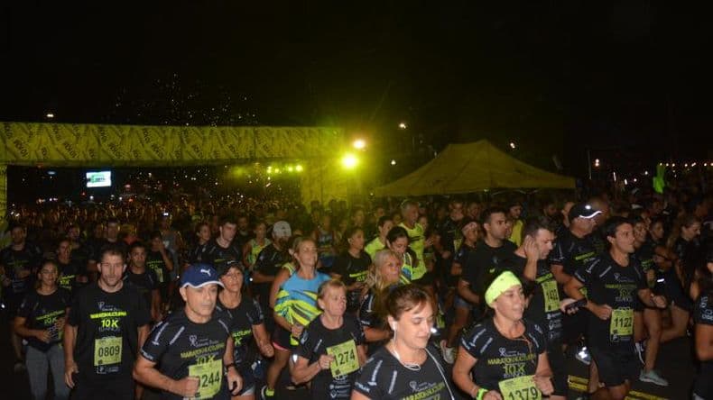 Enzo Fernaacutendez ganoacute el 10ordm Maratoacuten Nocturno Leandra Barros
