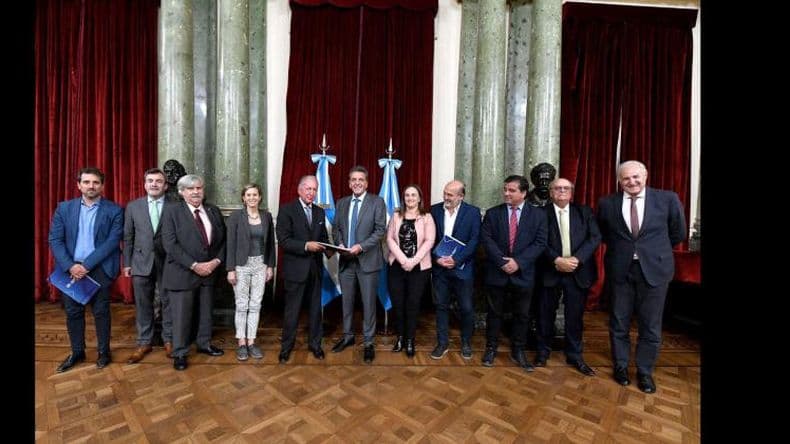 Massa recibioacute a la UIA para trabajar en la agenda parlamentaria de la indus