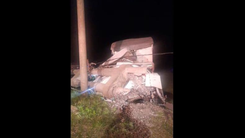 Un camionero fallecioacute al chocar contra una columna en cercaniacuteas del Ho