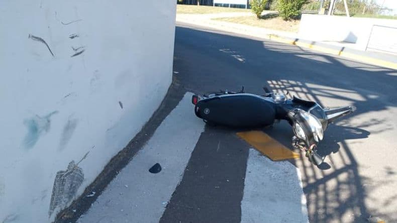 Dos jovencitas de 14 antildeos se cayeron de una moto y una estaacute en grave e