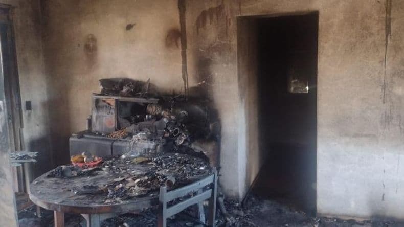Una familia perdioacute todo al incendiarse su vivienda