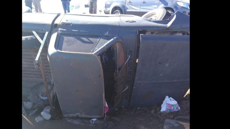 Vuelco de una camioneta en un camino rural cerca de Acevedo
