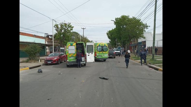 Colisionaron una moto y un automoacutevil- una joven en grave estado