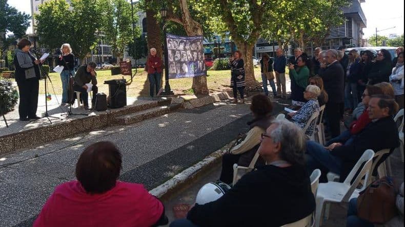 En memoria de Leonor Pierro colocaron una baldosa en Plaza Merced