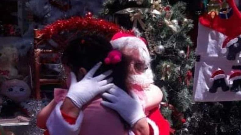 Para alegriacutea de chicos y grandes Mariacutea se convierte Papaacute Noel