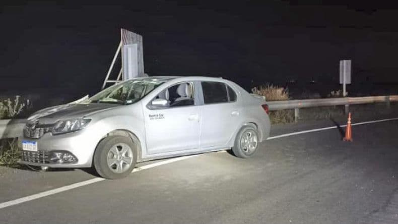Volcoacute un auto y sus cinco ocupantes debieron ser rescatados por Bomberos