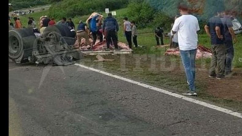 Salta- un camioacuten frigoriacutefico volcoacute y vecinos se robaron 11000 kil