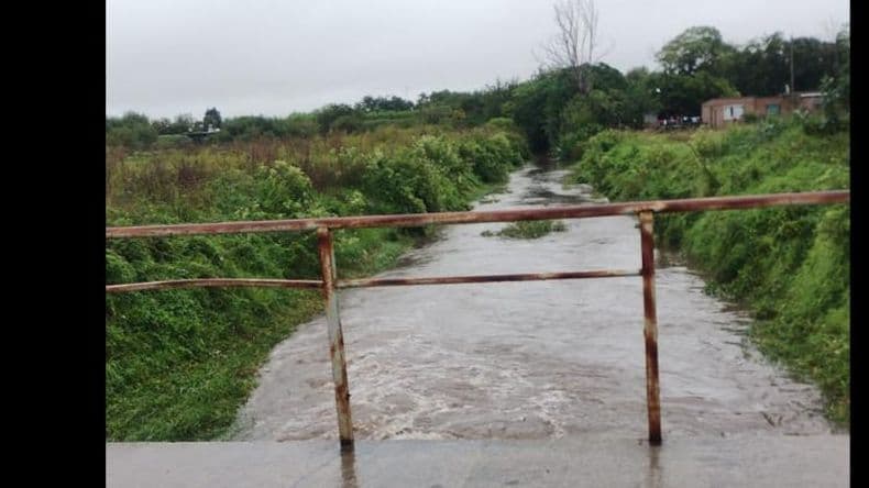 Ante las copiosas lluvias Defensa Civil recorre las calles de Pergamino