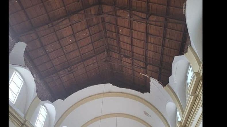 Impactante derrumbe del cielorraso de una parroquia en Vedia