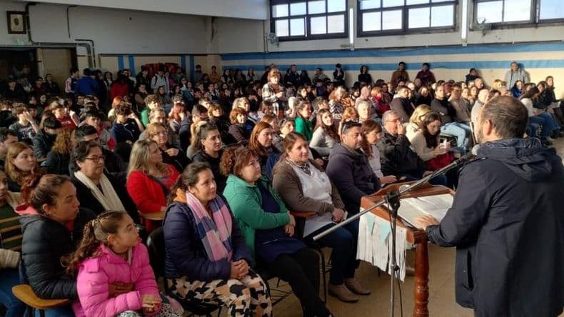 Con fervor patrioacutetico se celebroacute por anticipado el Diacutea de la Band