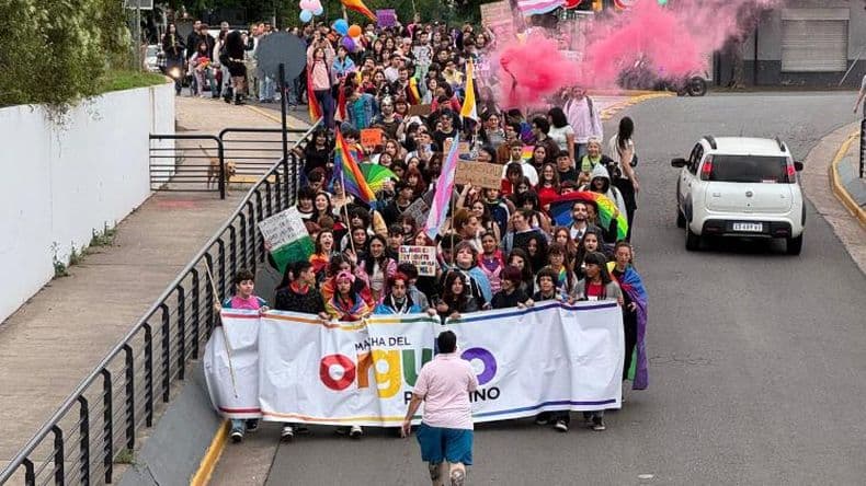 Portando banderas arcoiris maacutes de mil personas participaron de la Marcha de