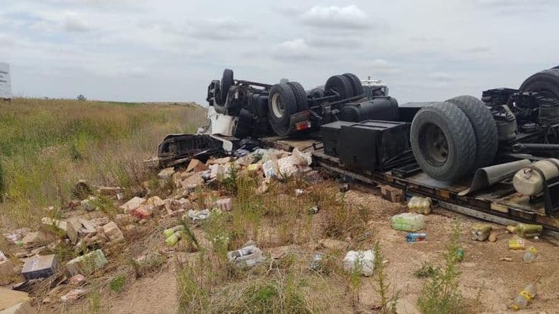 Murioacute un camionero mendocino al volcar en la autopista de la ruta 8 a la al