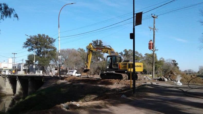 A la par de la demolicioacuten del viejo puente comenzaron las obras complementa