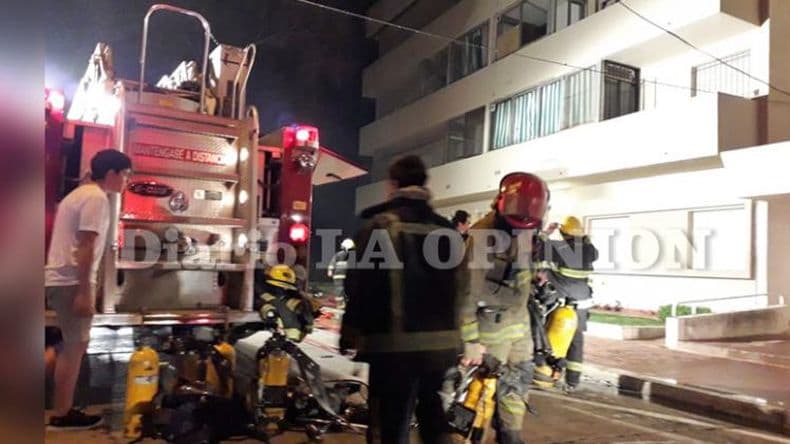 Un incendio en el edificio de Mustaabski y Mosconi causoacute gran preocupacioac